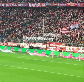 بنر اعتراضی هواداران بایرن علیه گواردیولا (عکس)