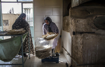 نانوایی خانمها در خمین (تصاویر) نانوایی خانمها در خمین (تصاویر)