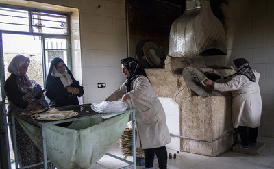نانوایی خانم‌ها در خمین (تصاویر)