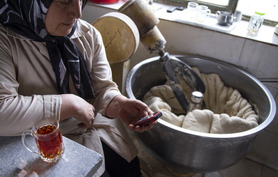 نانوایی خانمها در خمین (تصاویر) نانوایی خانمها در خمین (تصاویر)