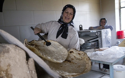 نانوایی خانم‌ها در خمین (تصاویر)