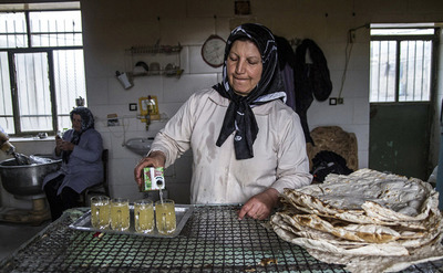 نانوایی خانمها در خمین (تصاویر) نانوایی خانمها در خمین (تصاویر)