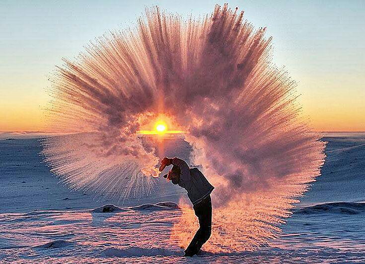 ریختن چایی داغ در سرمای 40 درجه زیر صفر در قطب❗️ (تصویر)