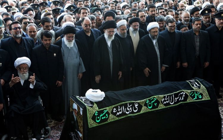 ترتیب معنادار چهره‌ها در صف نماز بر پیکر آیت‌الله واعظ طبسی