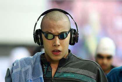 رکورد نابغه شنا برای کودکان سرطانی (تصوير)