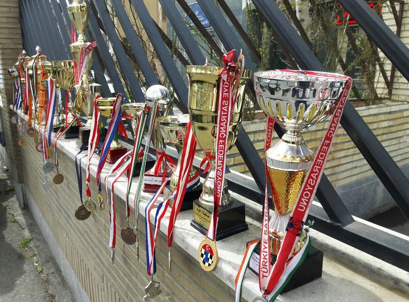 تحصن یک شطرنجباز مقابل درب فدراسیون همراه مدالهایش(تصاویر) تحصن یک شطرنجباز مقابل درب فدراسیون همراه مدالهایش(تصاویر)