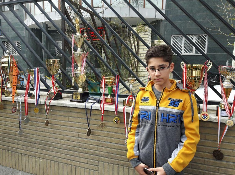 تحصن یک شطرنج‌باز مقابل درب فدراسیون همراه مدال‌هایش(تصاویر)