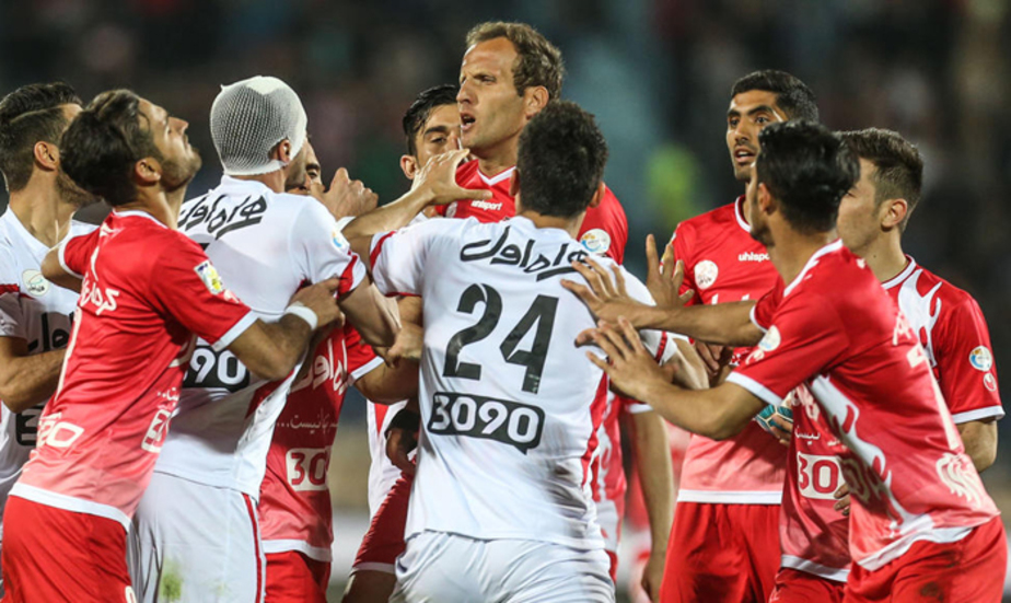 زد و خورد در دیدار پرسپولیس و تراکتور (تصاویر)