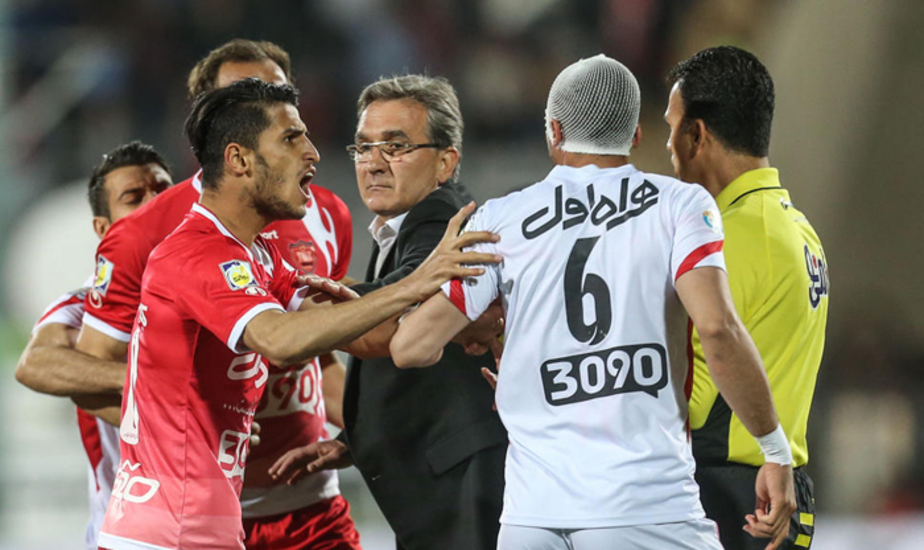 زد و خورد در دیدار پرسپولیس و تراکتور (تصاویر)