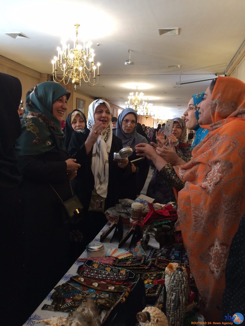همسر «ظریف» در بازارچه خیریه وزارت خارجه (تصویر)