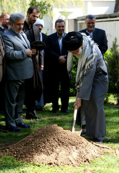 رهبر انقلاب یک اصله نهال غرس کردند