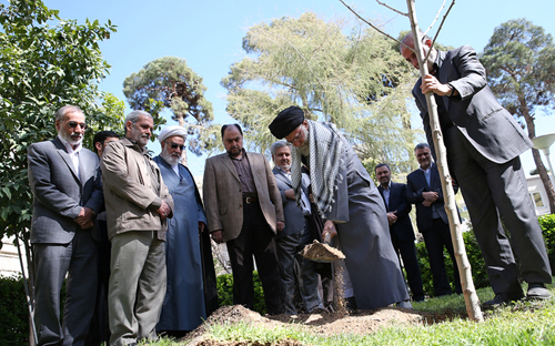 رهبر انقلاب یک اصله نهال غرس کردند