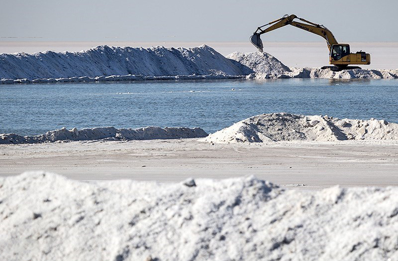 برداشت مکانیزه نمک از دریاچه بی آب ارومیه