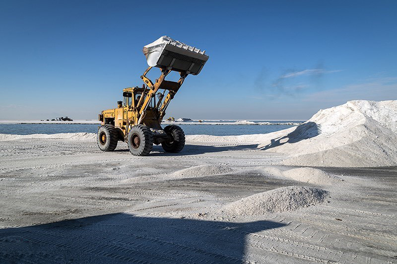 برداشت مکانیزه نمک از دریاچه بی آب ارومیه