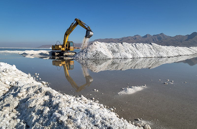 برداشت مکانیزه نمک از دریاچه بی آب ارومیه