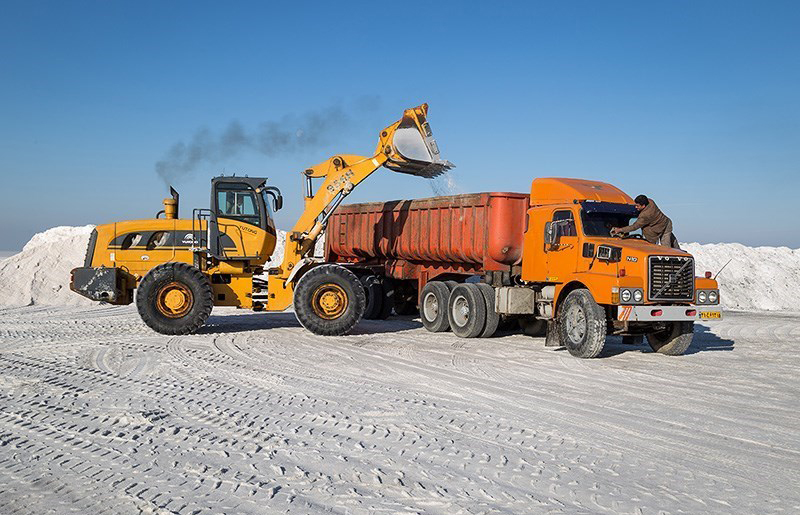 برداشت مکانیزه نمک از دریاچه بی آب ارومیه