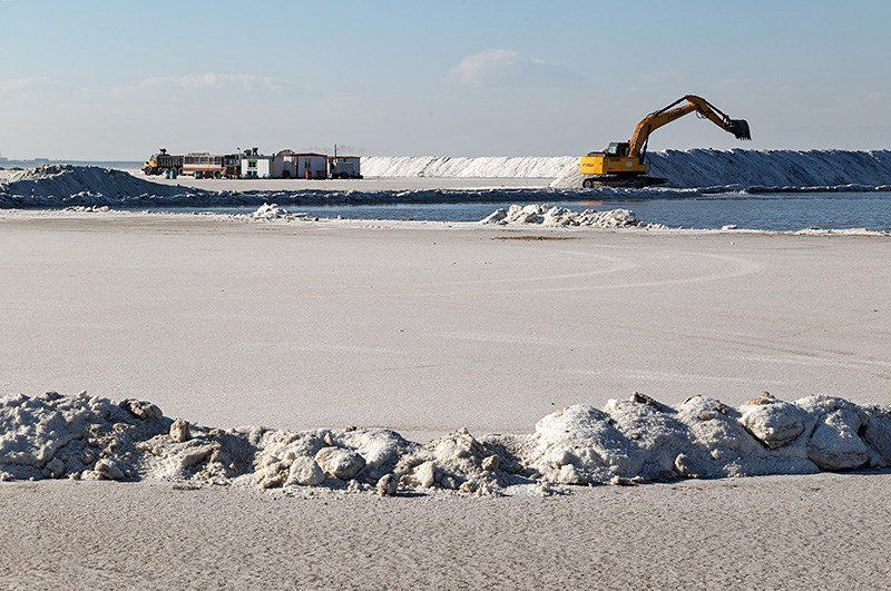 برداشت مکانیزه نمک از دریاچه بی آب ارومیه