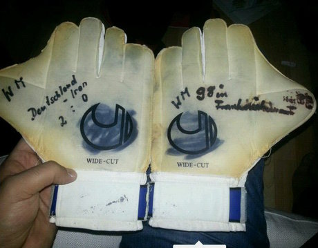 دستکش‌های عابدزاده دزدیده شد (عکس)