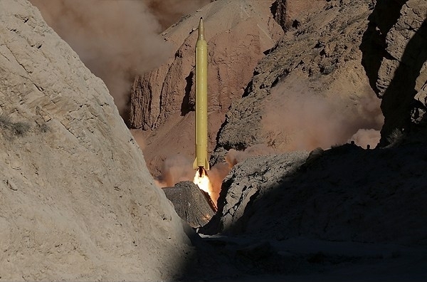 شلیک دو فروند موشک «قدر H» به سمت اهداف 1400 کیلومتری در سواحل مکران(تصاویر)
