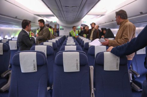 آبروریزی ملی؛ عکس گرفتن ایرانیان با ایرباس فرانسوی آبروریزی ملی؛ عکس گرفتن ایرانیان با ایرباس فرانسوی