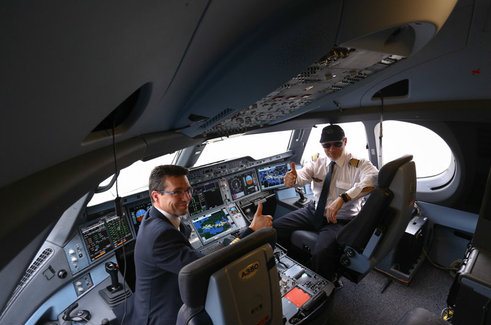 آبروریزی ملی؛ عکس گرفتن ایرانیان با ایرباس فرانسوی آبروریزی ملی؛ عکس گرفتن ایرانیان با ایرباس فرانسوی