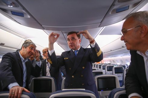 آبروریزی ملی؛ عکس گرفتن ایرانیان با ایرباس فرانسوی آبروریزی ملی؛ عکس گرفتن ایرانیان با ایرباس فرانسوی