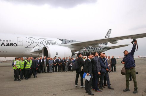 آبروریزی ملی؛ عکس گرفتن ایرانیان با ایرباس فرانسوی آبروریزی ملی؛ عکس گرفتن ایرانیان با ایرباس فرانسوی