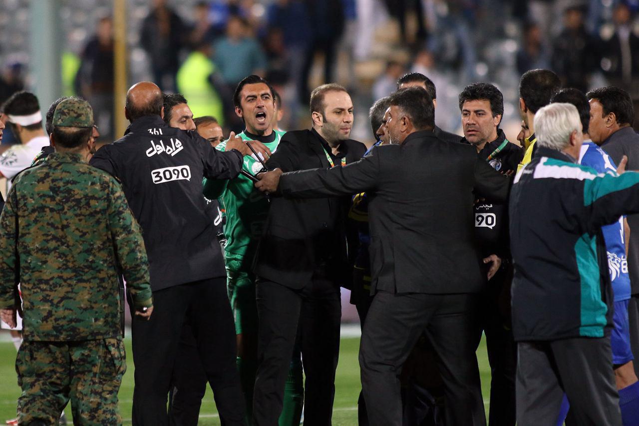 اعتراض جنجالی استقلالی‌ها به داور (عکس)