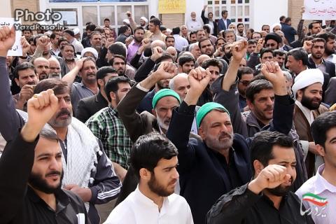 تجمع دلواپسان یزد در اعتراض به سخنان روحانی در یزد (تصاویر)