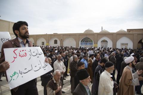 تجمع دلواپسان یزد در اعتراض به سخنان روحانی در یزد (تصاویر)