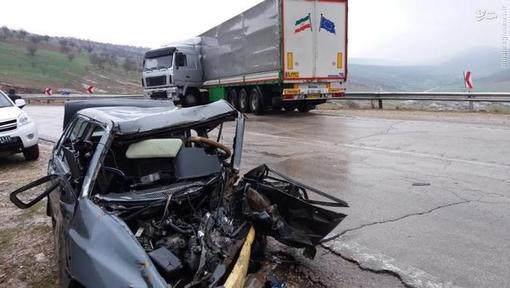زنده‌ماندن راننده در تصادف وحشتناک با تریلی