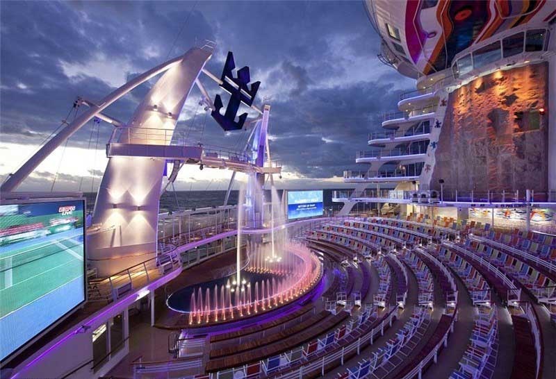 بزرگترین کشتی تفریحی دنیا به آب انداخته شد (تصویر) بزرگترین کشتی تفریحی دنیا به آب انداخته شد (تصویر)