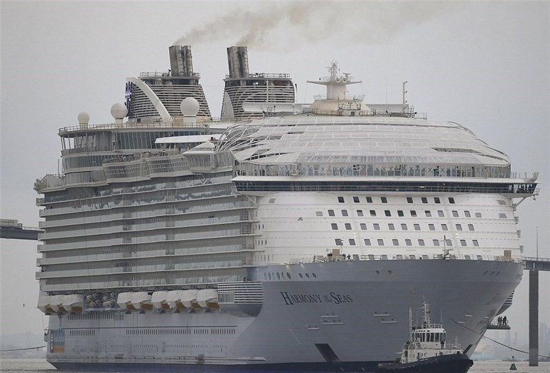 بزرگترین کشتی تفریحی دنیا به آب انداخته شد (تصویر) بزرگترین کشتی تفریحی دنیا به آب انداخته شد (تصویر)