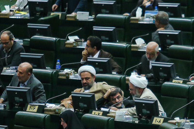 ژست جالب کوچک زاده در مجلس (تصویر) ژست جالب کوچک زاده در مجلس (تصویر)