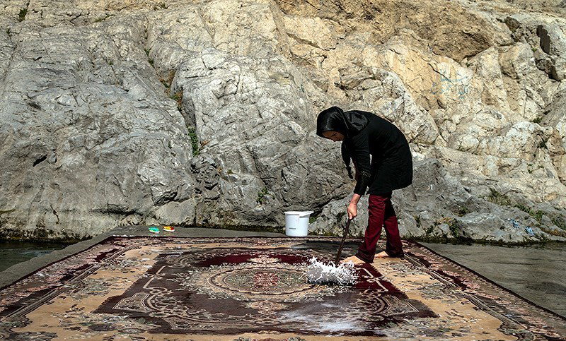 شستو شوی فرش در چشمه علی- شهر ری