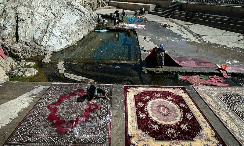 شستو شوی فرش در چشمه علی- شهر ری
