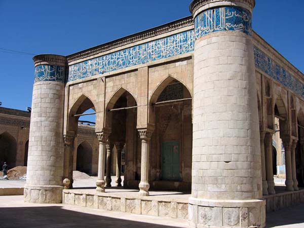 مسجدی که وقت نماز را نشان می‌دهد