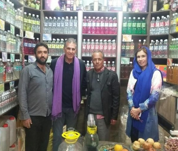 کی‌روش و همسرش در گلاب‌گیری کاشان (تصویر)