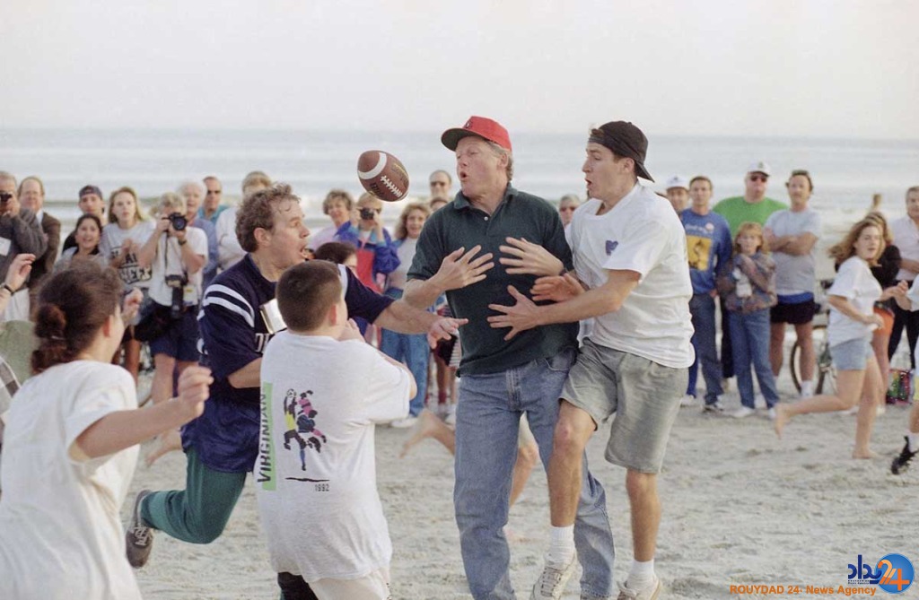 وقتی کلینتون در ساحل فوتبال آمریکایی بازی می کند (تصویر) وقتی کلینتون در ساحل فوتبال آمریکایی بازی می کند (تصویر)