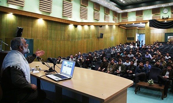 سخنرانی سردار نقدی برای صندلی های خالی! (تصویر) سخنرانی سردار نقدی برای صندلی های خالی! (تصویر)