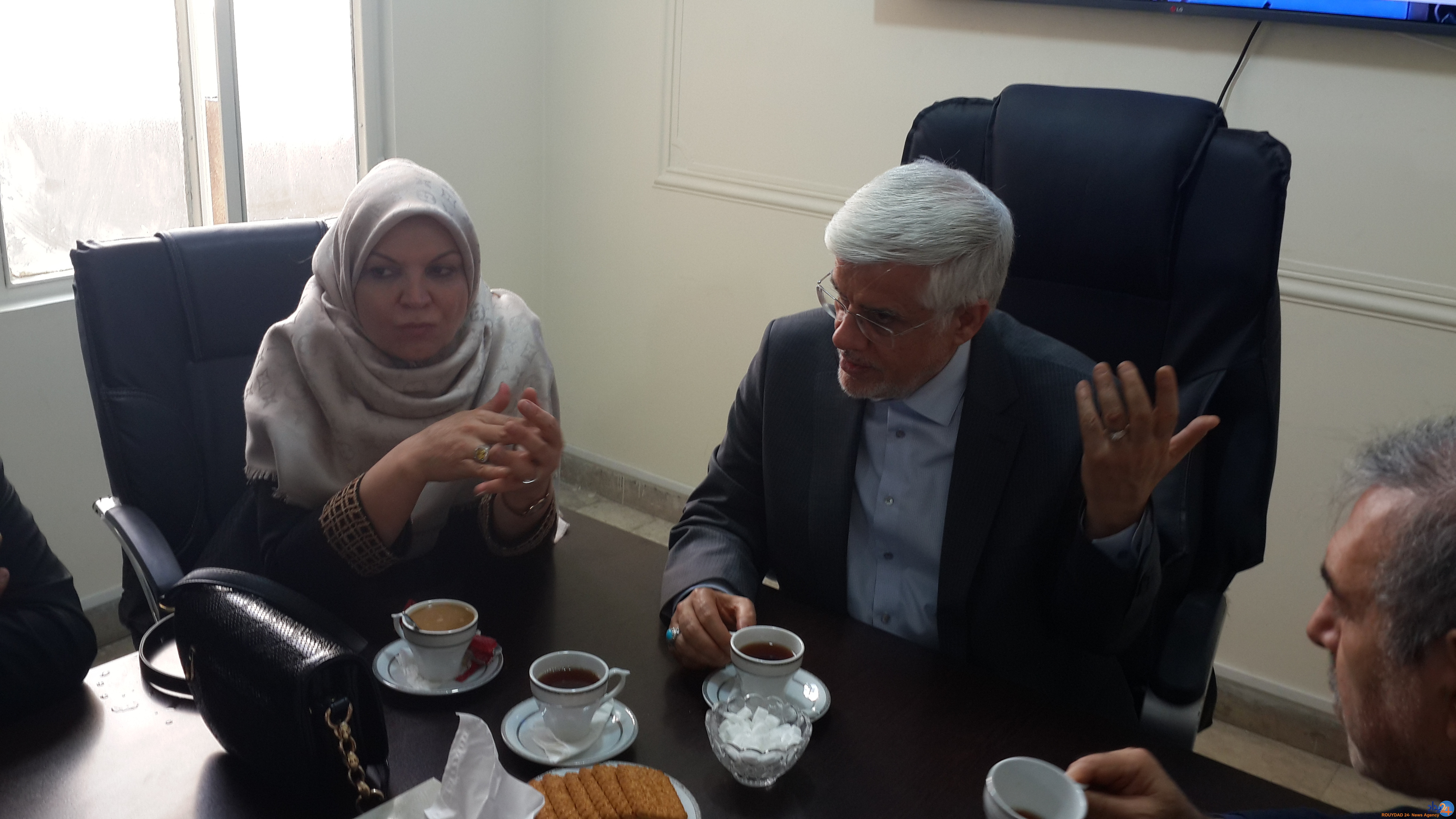 حضور دکتر عارف در ستاد انتخابات حزب اعتدال و توسعه (تصویر) حضور دکتر عارف در ستاد انتخابات حزب اعتدال و توسعه (تصویر)