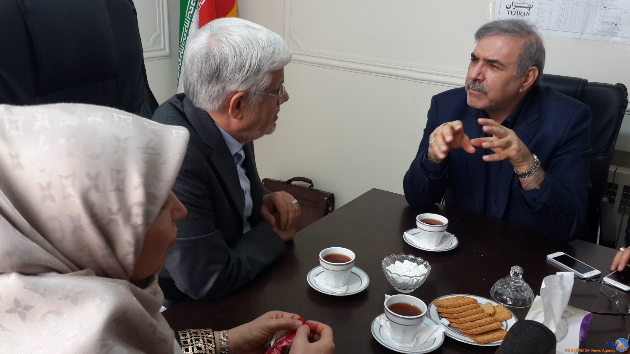 حضور دکتر عارف در ستاد انتخابات حزب اعتدال و توسعه (تصویر) حضور دکتر عارف در ستاد انتخابات حزب اعتدال و توسعه (تصویر)