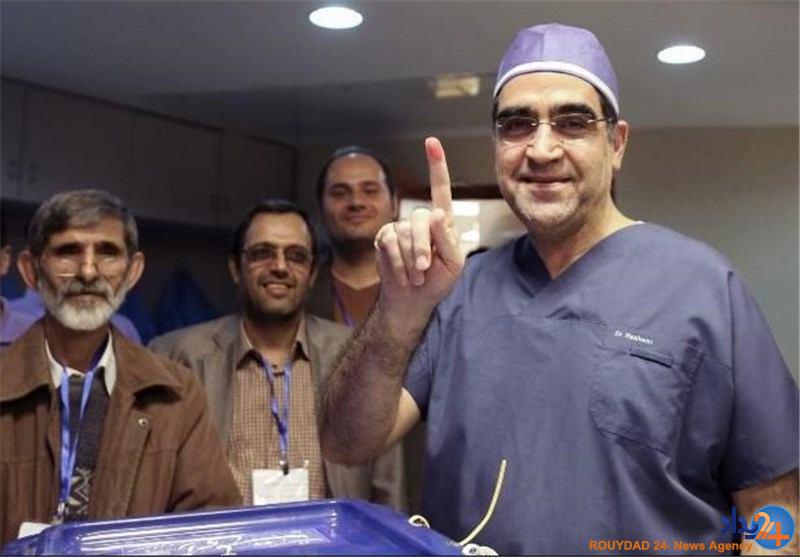 وزیر بهداشت با لباس جراحی رای داد (تصویر) وزیر بهداشت با لباس جراحی رای داد (تصویر)