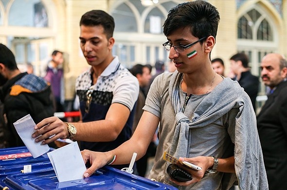 حضور جالب جوانان در پای صندوق های رای (تصویر)