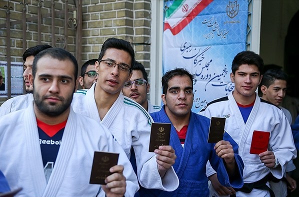 حضور جالب جوانان در پای صندوق های رای (تصویر)