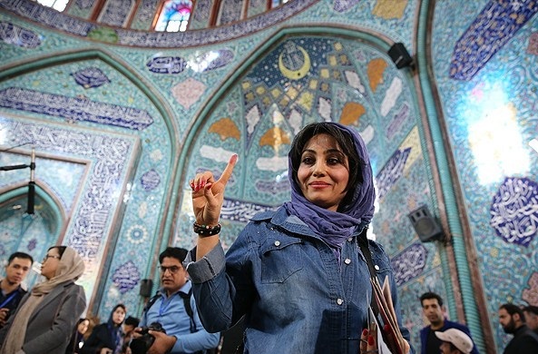 حضور جالب جوانان در پای صندوق های رای (تصویر)