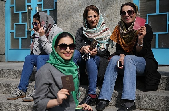 حضور جالب جوانان در پای صندوق های رای (تصویر)