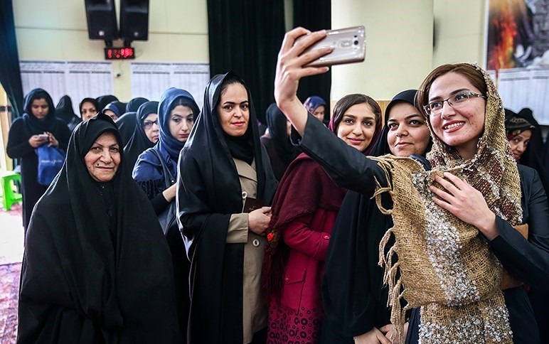 حضور جالب جوانان در پای صندوق های رای (تصویر)