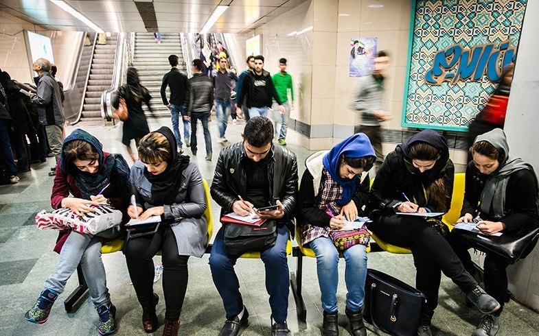 حضور جالب جوانان در پای صندوق های رای (تصویر)