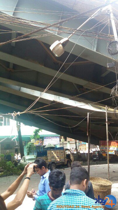 فرو ریختن پل در هند بیش از 10 کشته برجای گذاشت (تصاویر) فرو ریختن پل در هند بیش از 10 کشته برجای گذاشت (تصاویر)